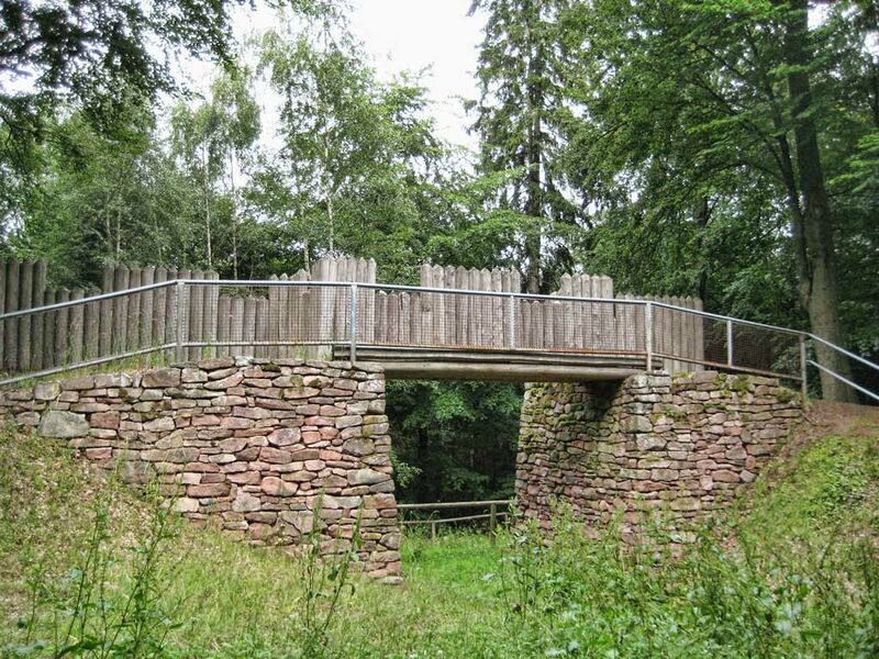 Datei:Toranlage.jpg